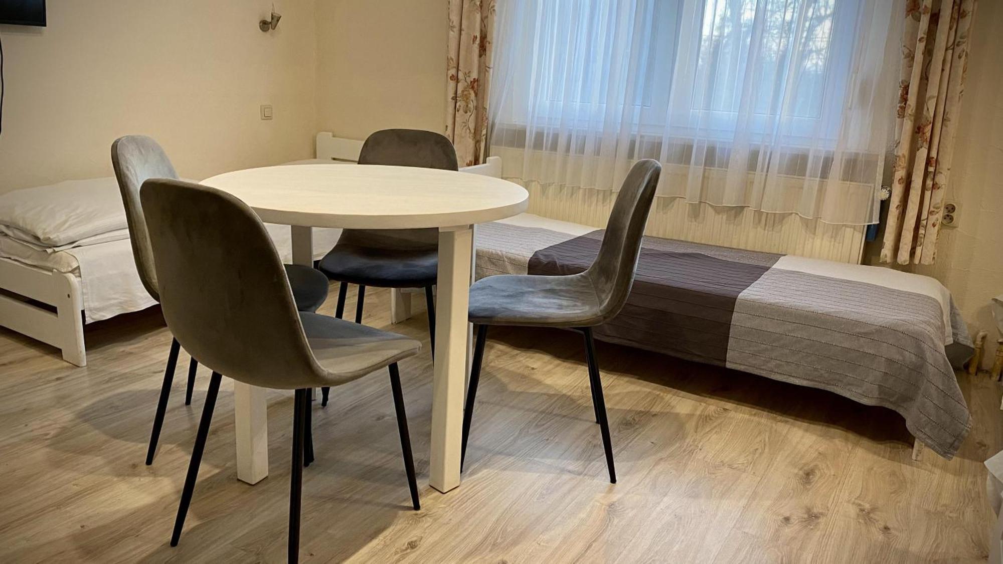 Villa Pod Orzechem W Zaniemyslu מראה חיצוני תמונה